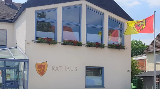 Rathaus seitlich mit Beflaggung