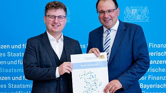 Staatssekretär Martin Schöffel verleiht das Siegel „GigabitRegionBayern“ am 9. Juli 2026 im Bayerischen Staatsministerium der Finanzen und für Heimat.